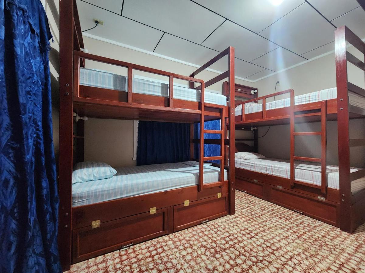 Fenix Hotel & Hostel Útila Eksteriør billede